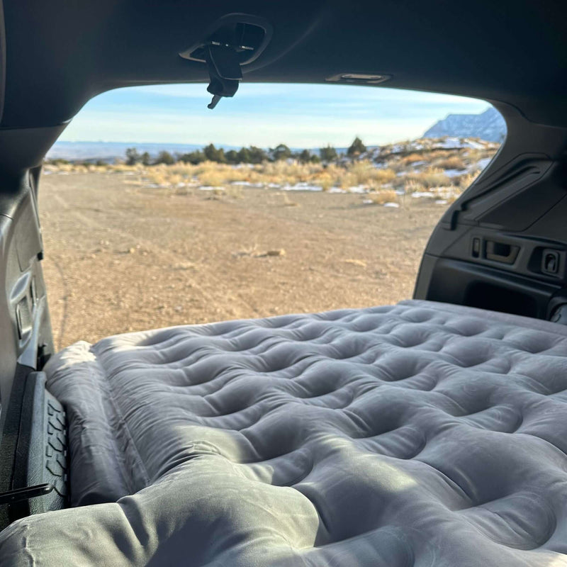 Chargez l'image dans la visionneuse de la galerie, Subaru Outback Air Mattress Rear View